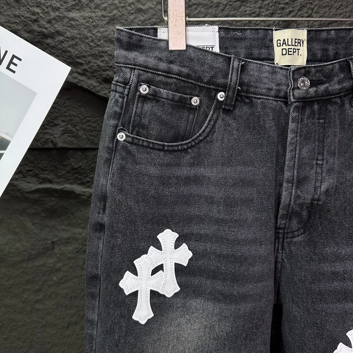 P240 GALLERY DEPT. & Croixin co-branded 2025 new spliced ​​white cross patch leather couple's bootcut jeans 🔥High version🔥High version🔥 Top ceiling quality Styles with different washed textures are very friendly to people with thin legs and thick legs. The bootcut version is very flattering. Moderate length that never goes out of style, easy to match with casually, basic styling for various styles, a must-have in the wardrobe! The fabric is stiff but also makes the upper body soft without losing texture. The washing process is even more perfect. It is a must-have item for everyone! ! ! Washed wheat, hang tag, pants label, three complete labels, color: black, size: 28, 30, 32, 34, 36 (five sizes)